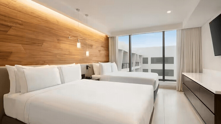 Family 2 Bedroom Suite - King Bed and 2 Queen Beds 